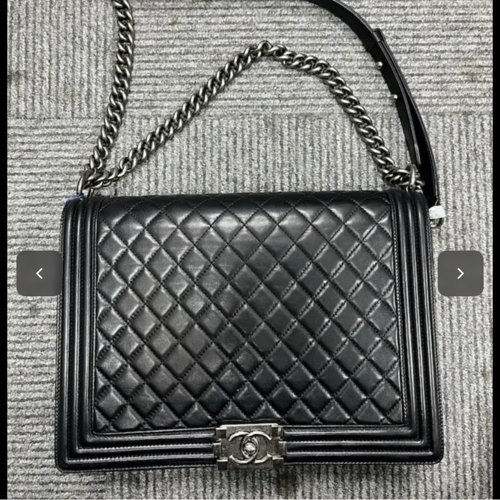 CHANEL Black Quilted Shoulder Bag with Silver Chain